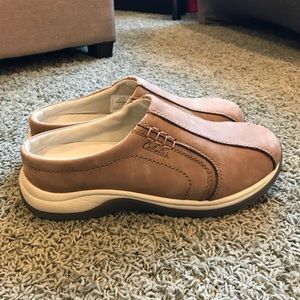 Cabela’s Women’s size 10 slide on shoes